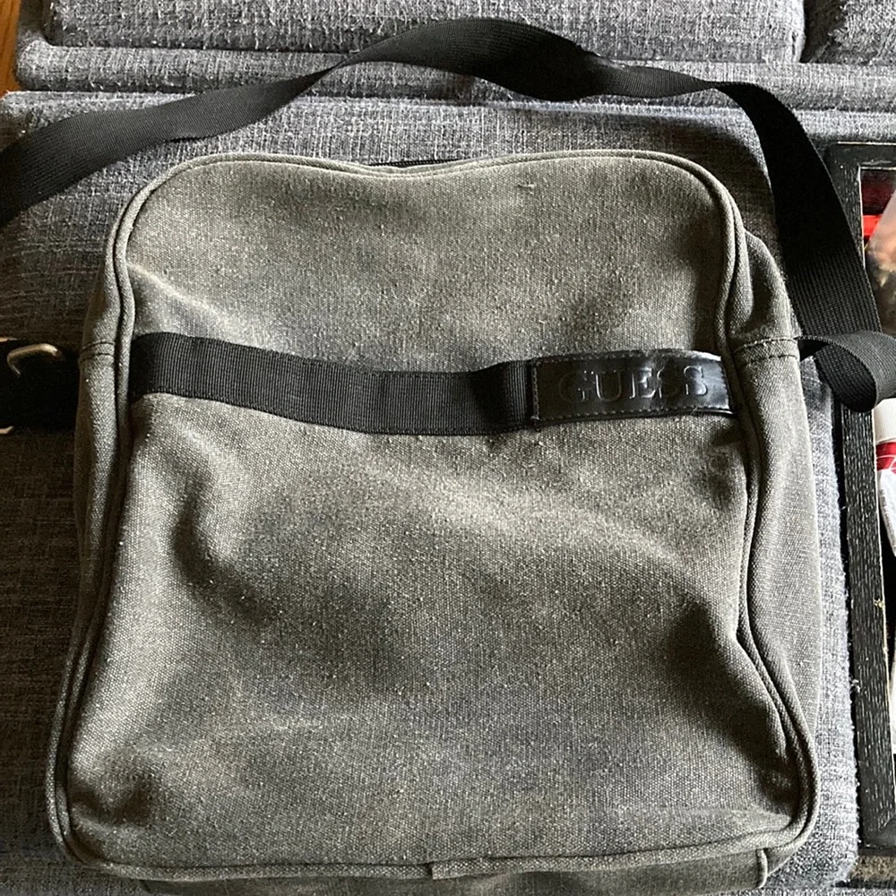 GUESS MESSENGER BAG - Picture 1 of 9